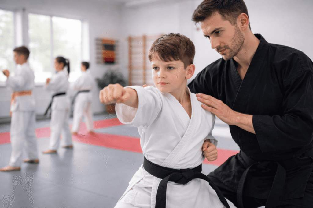 infante y profesor en clase karate